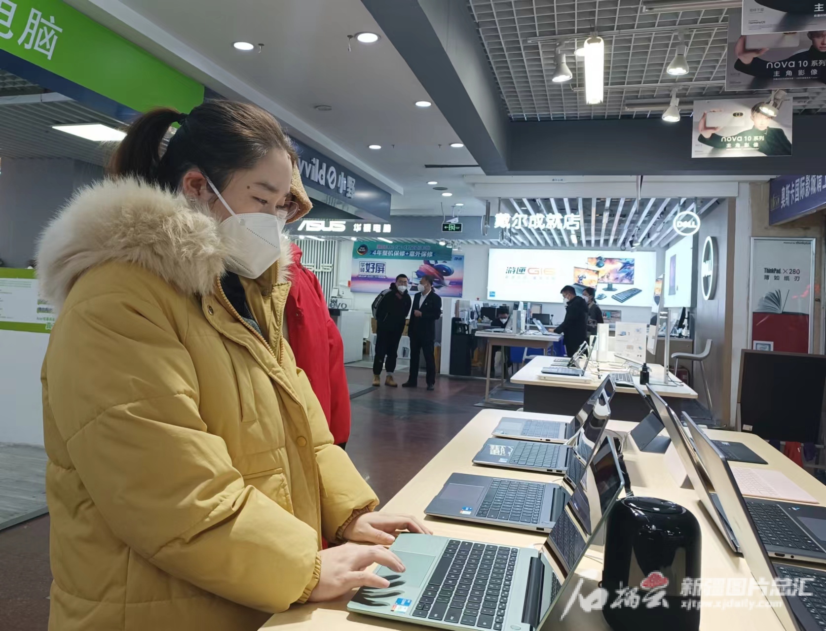 烏市百花村電子產(chǎn)品銷售迎熱潮，精準(zhǔn)紓困舉措激活市場(chǎng)新活力